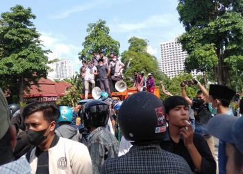Warga Madura Demo Protes Penyekatan dan Tes Swab Covid-19