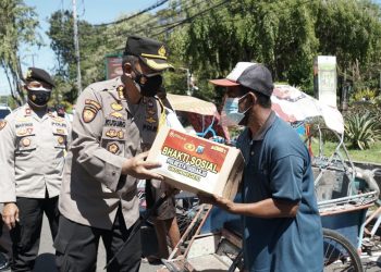 PPKM Darurat, Polresta Sidoarjo Bagikan Sembako Warga Terdampak Covid-19