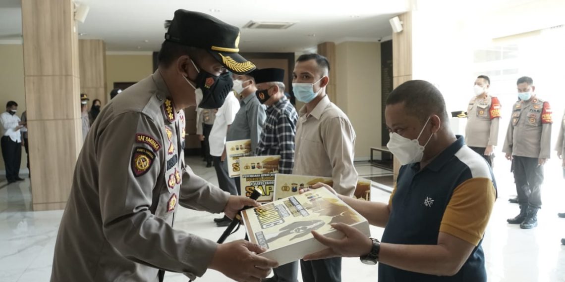 Polresta Sidoarjo Bagikan Hewan Qurban Door to Door