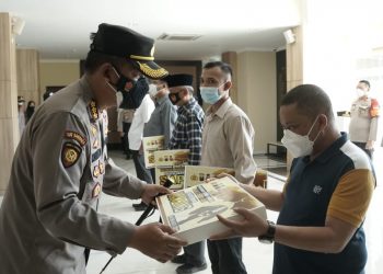 Polresta Sidoarjo Bagikan Hewan Qurban Door to Door