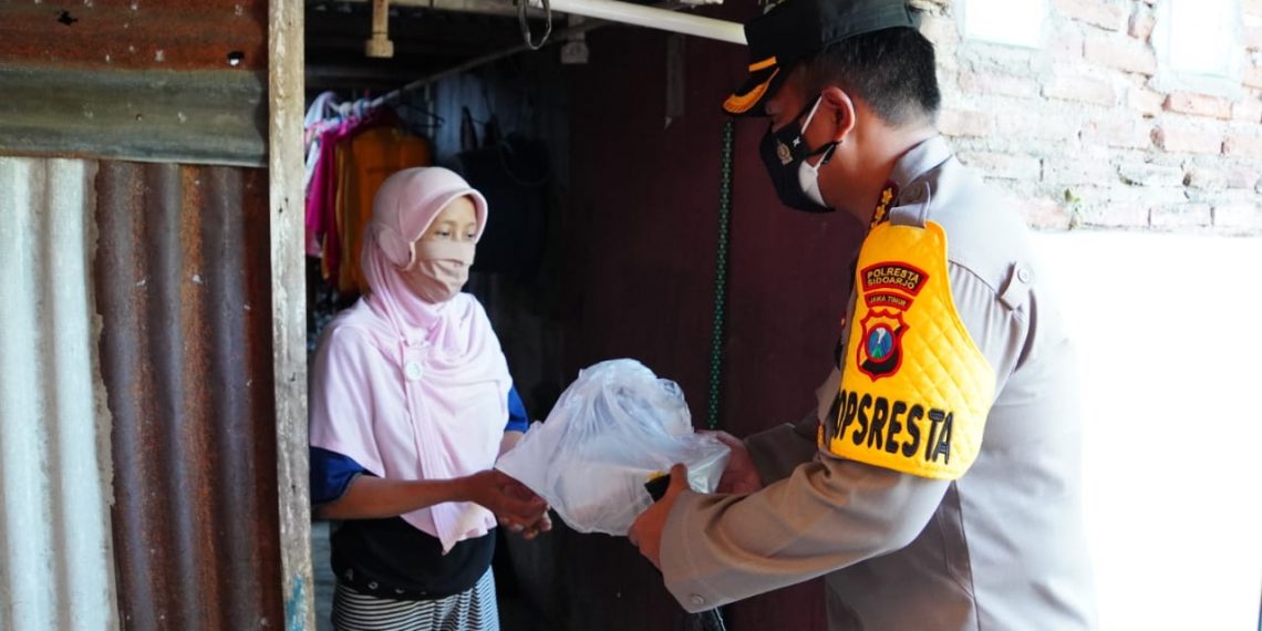 Kapolresta Sidoarjo Bagikan Daging Qurban ke Rumah Warga Terdampak Pandemi Covid-19