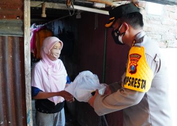 Kapolresta Sidoarjo Bagikan Daging Qurban ke Rumah Warga Terdampak Pandemi Covid-19