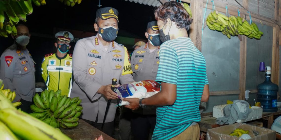 Kapolresta Sidoarjo Pimpin Patroli Skala Besar Sambil Bagikan Bansos