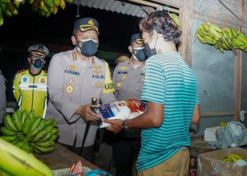 Kapolresta Sidoarjo Pimpin Patroli Skala Besar Sambil Bagikan Bansos