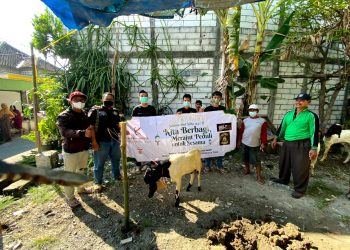 Peduli Kaum Dhuafa, Bold Riders Surabaya Bagikan Daging dan Sembako