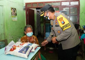 Patroli PPKM Kampung, Kapolresta Sidoarjo Salurkan Bansos Dampak Covid-19
