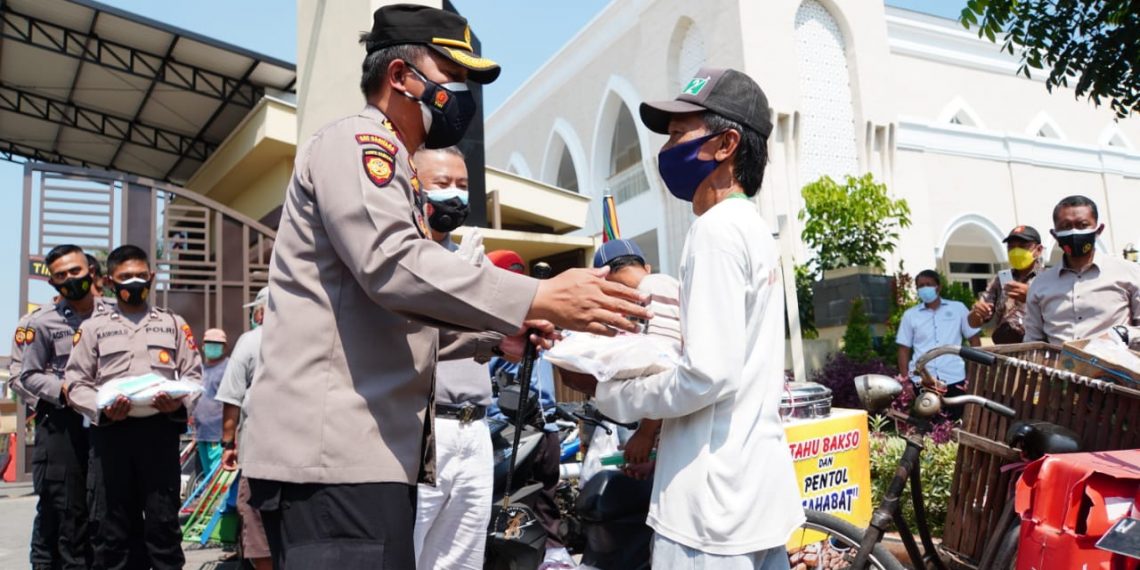 Forkopimda Sidoarjo Salurkan Bansos 5.000 Paket Sembako dari  Pengusaha Peduli NKRI