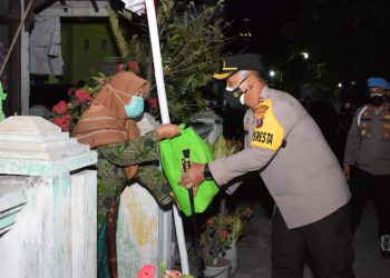Kibarkan Merah Putih, Warga Terima Bansos dari Kapolresta Sidoarjo