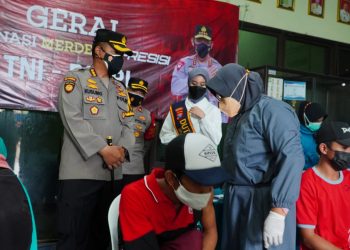 Kapolresta Sidoarjo Tinjau Vaksinasi Tahap Dua di Desa Tambak Rejo