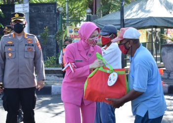 Polwan Polresta Sidoarjo Salurkan 600 Paket Sembako Warga Terdampak Covid-19