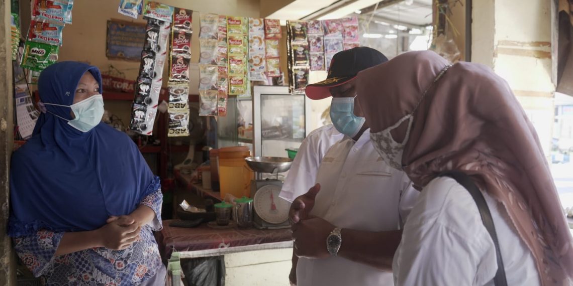 Turun Kepasar Sedati Gede Sidoarjo, Rahmat Muhajirin Bagi Sembako dan Dengar Keluhan Pedagang