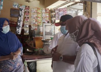 Turun Kepasar Sedati Gede Sidoarjo, Rahmat Muhajirin Bagi Sembako dan Dengar Keluhan Pedagang