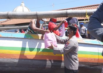 Kapolresta Sidoarjo Bagikan Sembako dan Bendera Merah Putih di Kampung Nelayan