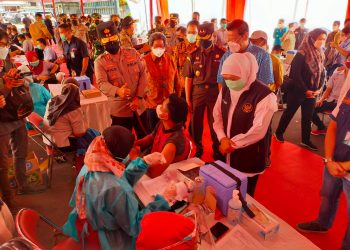 Gubernur Khofifah Tinjau Vaksinasi 7.500 Karyawan Maspion Group