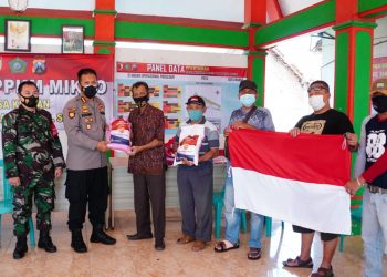 Kapolresta Sidoarjo Bagikan Bansos dan Bendera Merah Putih Ke Warga