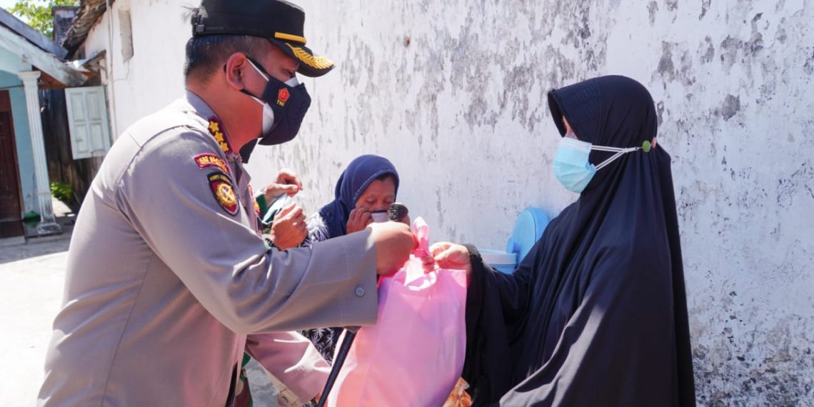 Polresta Sidoarjo Bagikan Bansos dan Bendera Merah Putih Door to Door ke Warga Jabon