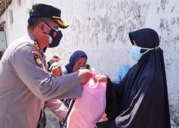 Polresta Sidoarjo Bagikan Bansos dan Bendera Merah Putih Door to Door ke Warga Jabon