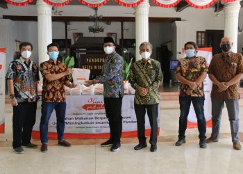 Usai Vaksin Dosis 3, Nakes Sidoarjo Dapat Bantuan 1.200 Paket Daging dan Telur