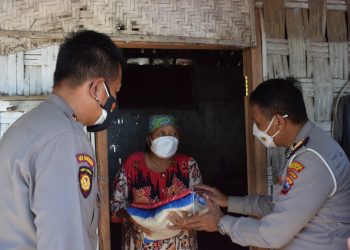 Kapolresta Sidoarjo Naik Motor Trail Bagikan Bansos Warga Terpencil