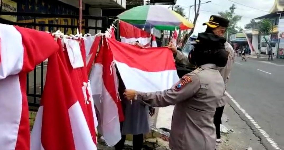 Borong Bendera Merah Putih Sebanyak 1945,  Polres Blitar Kota Bagikan ke Warga