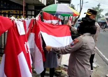 Borong Bendera Merah Putih Sebanyak 1945,  Polres Blitar Kota Bagikan ke Warga