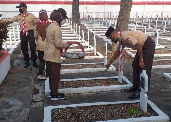 Berjalan Kaki, Dandim 0808 Blitar Ajak Pramuka Ziarah TMP
