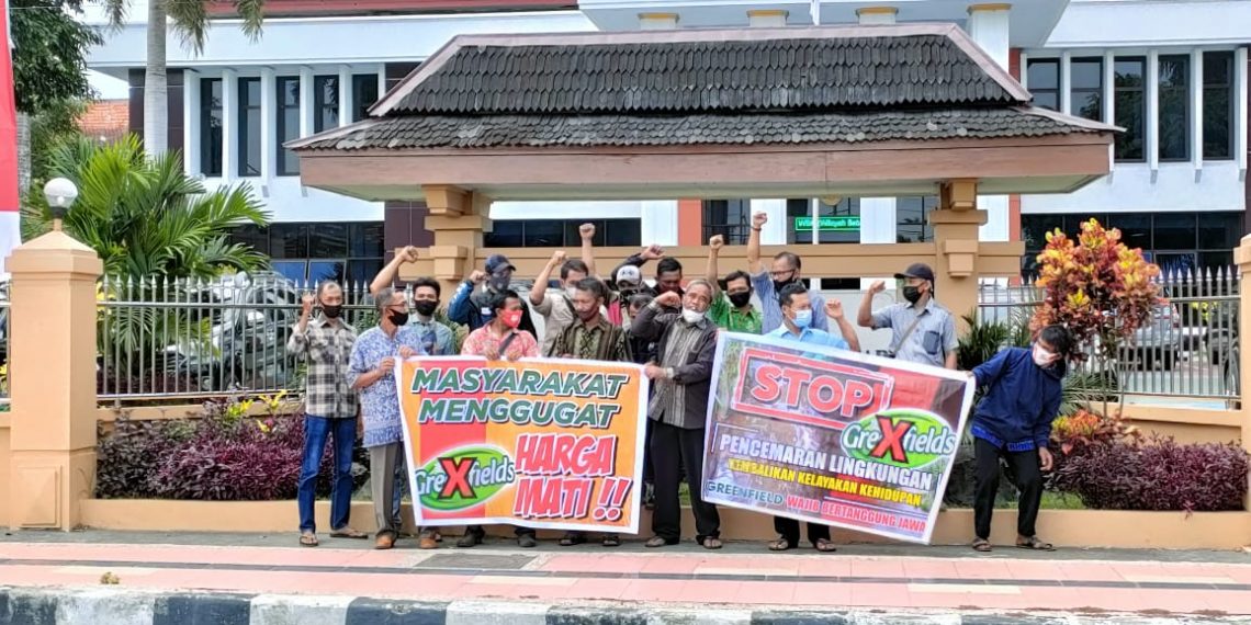 Tuntut Tanggungjawab PT Greenfields, Warga Bentangkan Spanduk di PN Blitar