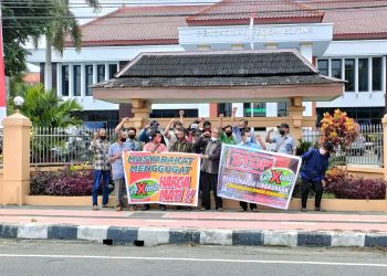 Tuntut Tanggungjawab PT Greenfields, Warga Bentangkan Spanduk di PN Blitar