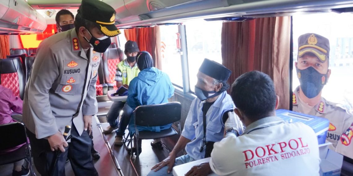 Polresta Sidoarjo Vaksinasi Kru dan Penumpang Bus Terminal Bungurasih