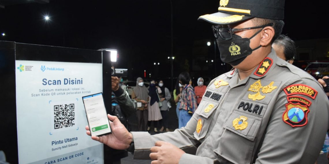 Kapolresta Sidoarjo Cek Penerapan Aplikasi Peduli Lindungi Pengunjung Mal