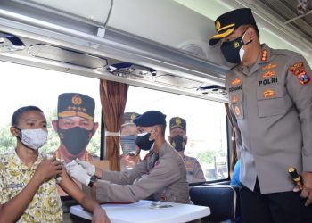 Polresta Sidoarjo Vaksinasi 200 Pelajar di Waru