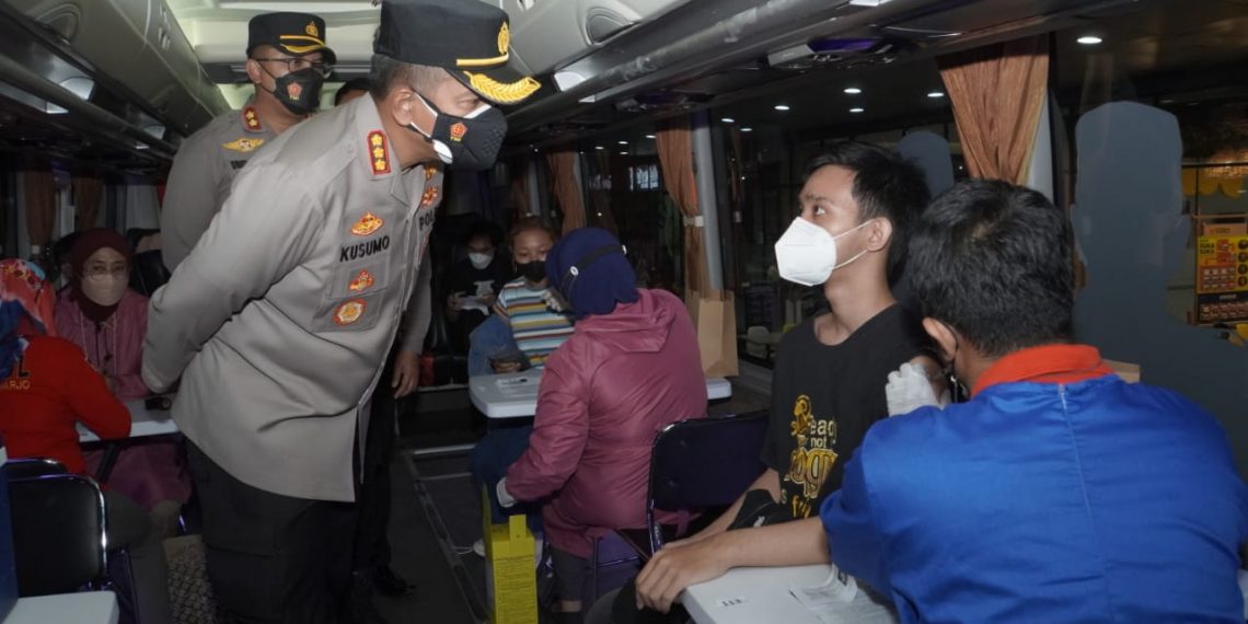 Kapolresta Sidoarjo Pantau Gerai Vaksin Mobile di Lippo Plaza