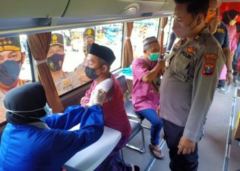 Polresta Sidoarjo Vaksinasi Covid-19 Jamaah Shalat Jumat Masjid Agung