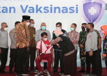 Bupati Sidoarjo Gus Muhdlor Tinjau Vaksinasi Seribu Pelajar Dosis Dua