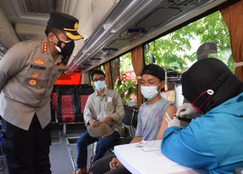 Polresta Sidoarjo Vaksinasi Pedagang Pasar Tradisional