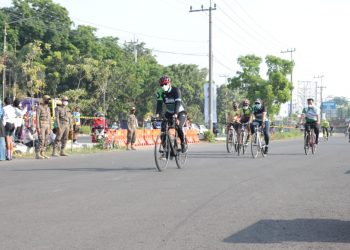 Buka Porkab ISSI, Bupati Gus Muhdlor Jajal Lintasan Arena Balap Sepeda