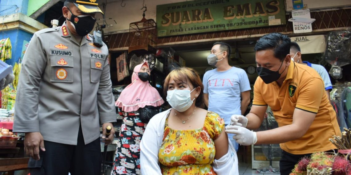Blusukan ke Pasar, Kapolresta Sidoarjo Berburu Masyarakat Belum Vaksin