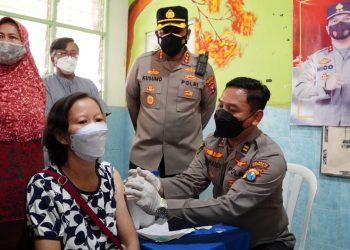 Kapolresta Sidoarjo Pantau Serbuan Vaksinasi di Desa