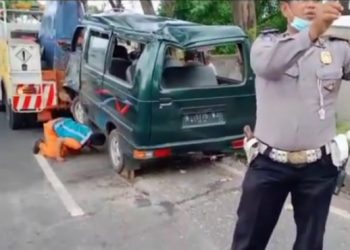 Pulang Takziah, Mobil Hantam Tiang Satu Tewas 8 Luka
