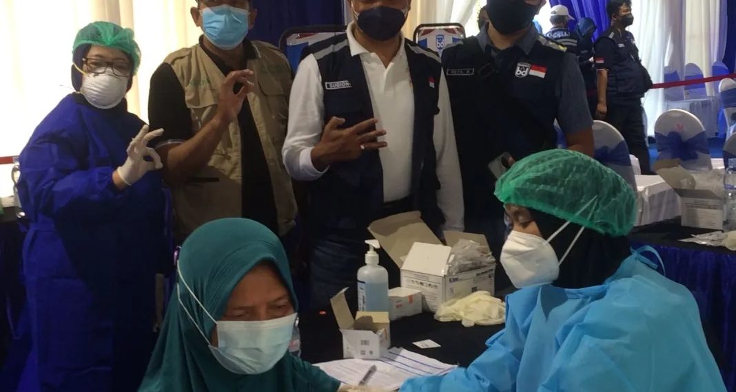 PT Bandell Lighting Gelar Vaksinasi dan Bagi Sembako 550 Masyarakat