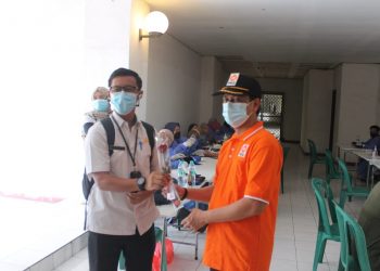 PKS Sidoarjo Gelar Vaksinasi Dosis 2 dan Beri Bunga untuk Nakes