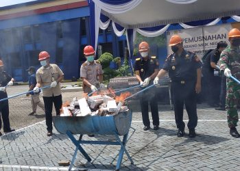 Bea Cukai Juanda Musnahkan 84 HP Iphone dan Jutaan Rokok Ilegal