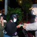Jelang Nataru, Polresta Sidoarjo Bagikan Masker Kepada Pengendara