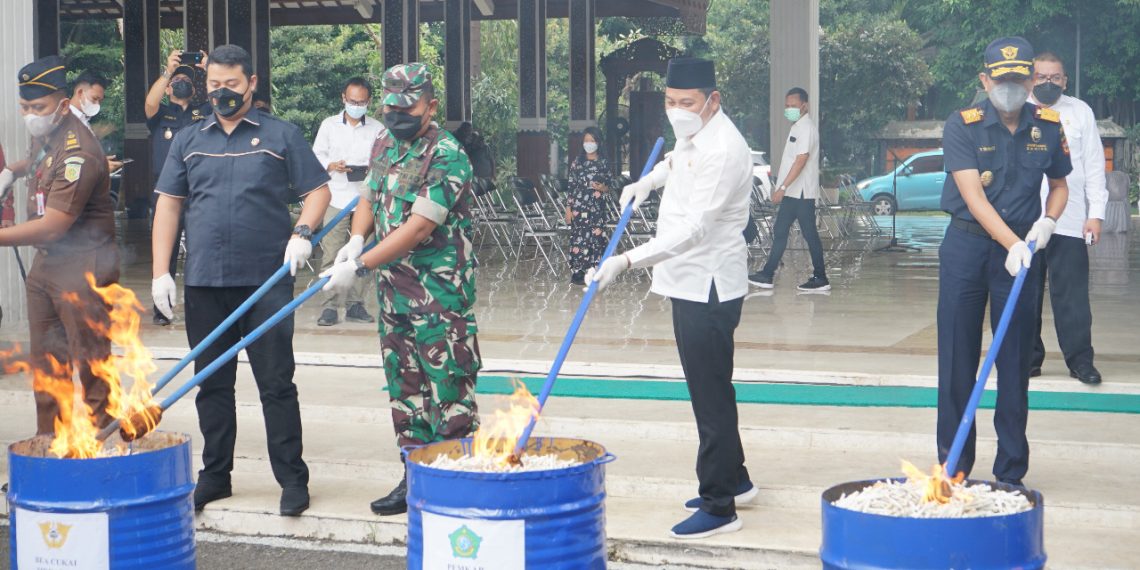 Pemkab Sidoarjo dan Kanwil DJBC Jatim I Musnahkan 8 Juta Rokok Ilegal