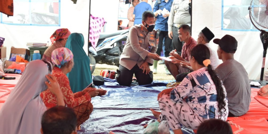 Kapolresta Sidoarjo Sambangi Pengungsi dan Tinjau Kawasan Terdampak Erupsi Semeru
