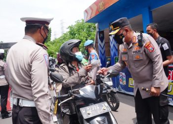 Polresta Sidoarjo Razia Vaksin dan Edukasi Prokes di Perbatasan Kota