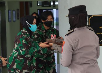 Polwan Polresta Sidoarjo Beri Kejutan HUT Kowal