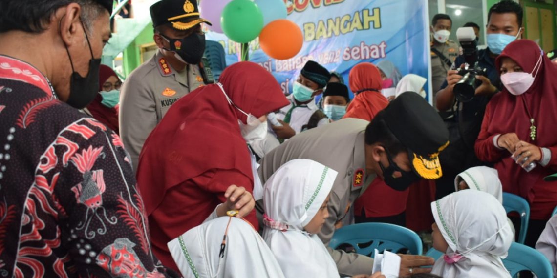 Kapolda Jatim Hadiahi Umrah untuk Inspirator Vaksinasi