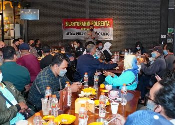 Perkuat Sinergitas, Polisi Ngopi Bareng Media Piramida Sidoarjo