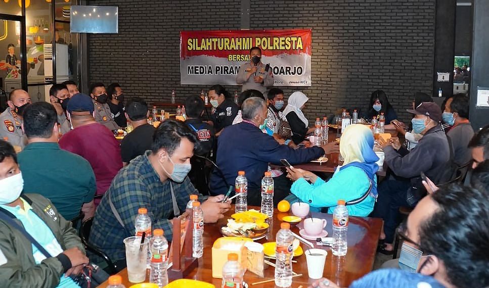 Perkuat Sinergitas, Polisi Ngopi Bareng Media Piramida Sidoarjo